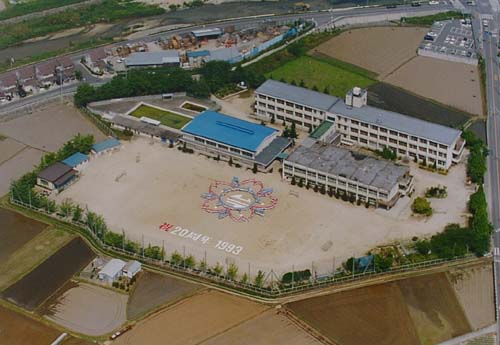 村野小学校全景