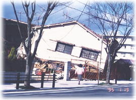 阪神、淡路大震災での施工の不備が原因と考えられる建築物の写真