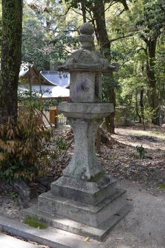 三之宮神社の雨乞返礼の石燈籠