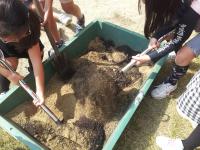 真砂土と堆肥をスコップで混ぜています