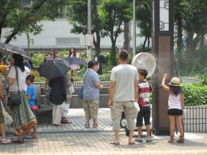 8月の五六市でのミストファン設置の様子