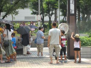 8月の五六市でのミストファン設置の様子