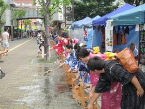 7月に行った五六市での打ち水の様子