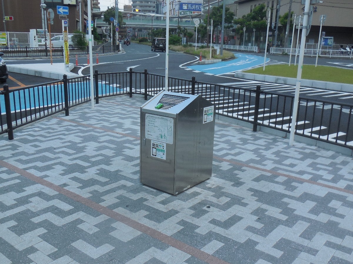 樟葉駅前広場内へ設置された灰皿の写真