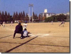中の池公園運動広場で野球をしている写真