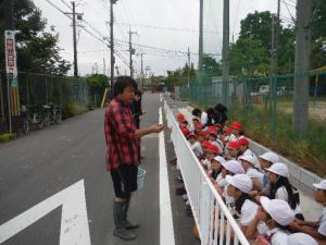 「田植えっていうのはね…」と説明を受ける写真