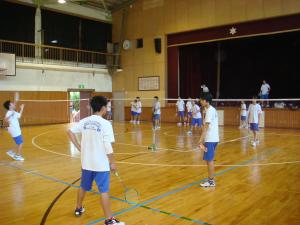 男子バドミントン部のクラブ活動の写真