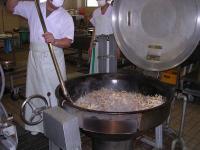 大きな鍋で調理する写真