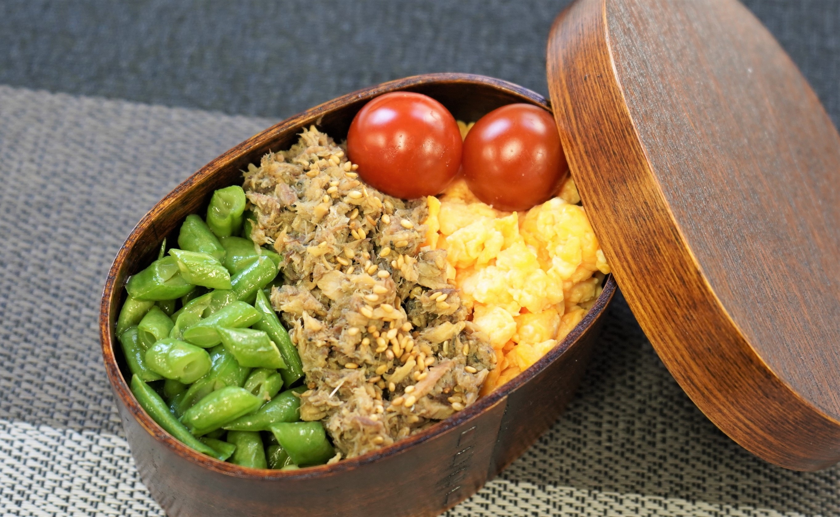 サバ缶そぼろの三食弁当の写真