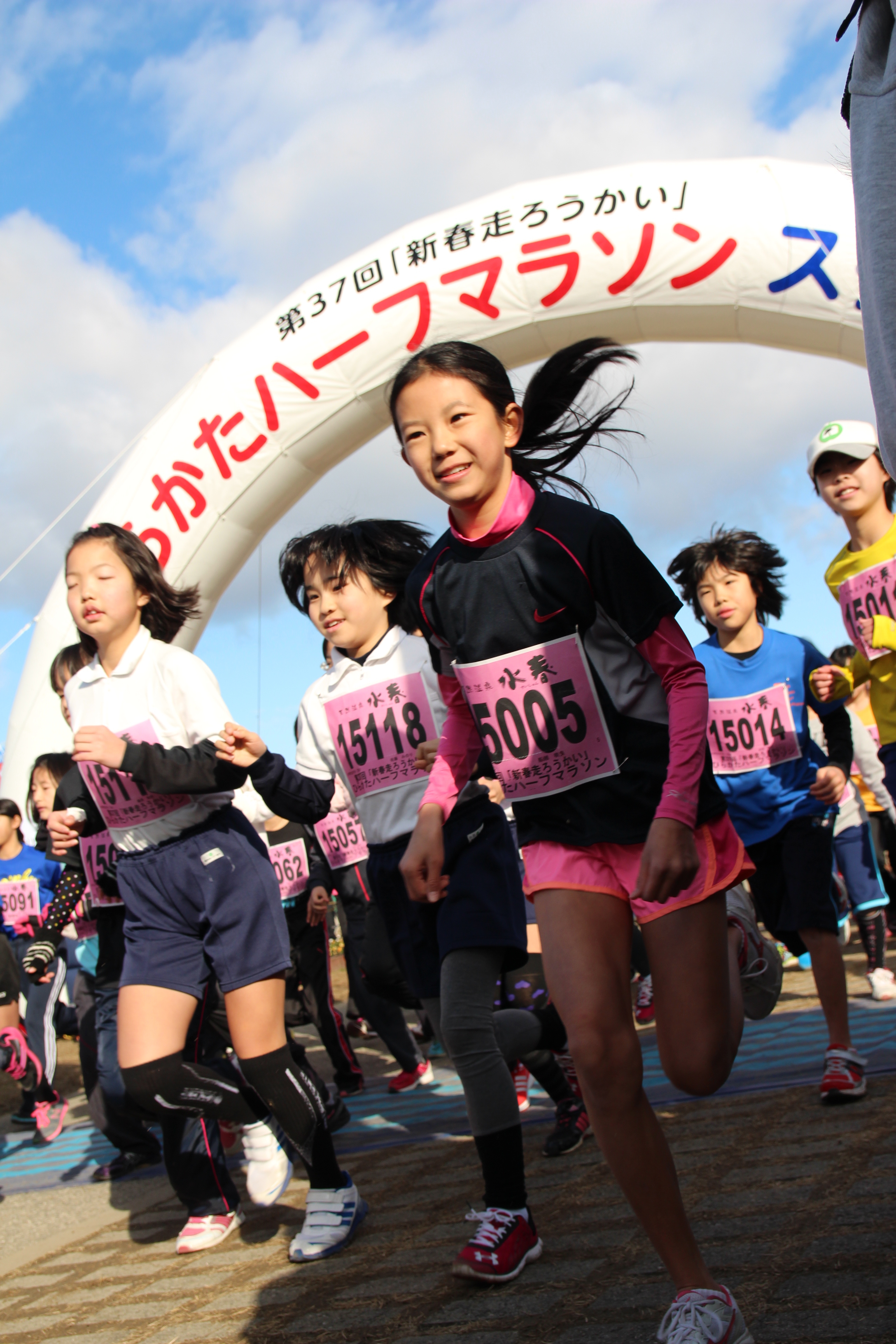 走る小学生