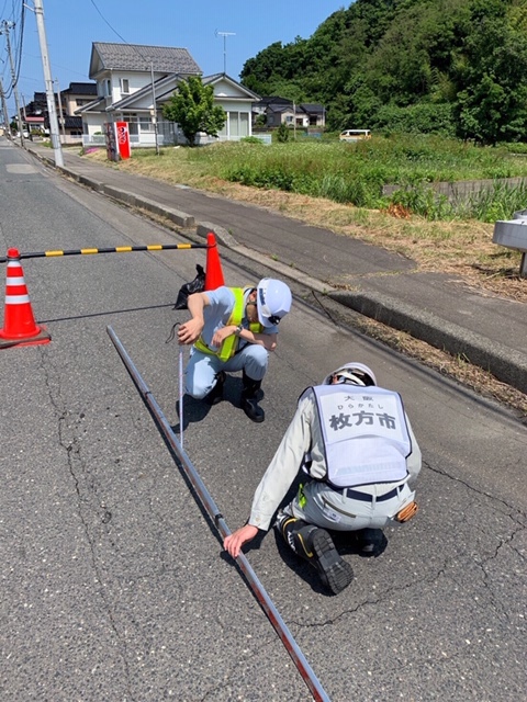 鶴岡市職員と協力し、道路の損傷を調査