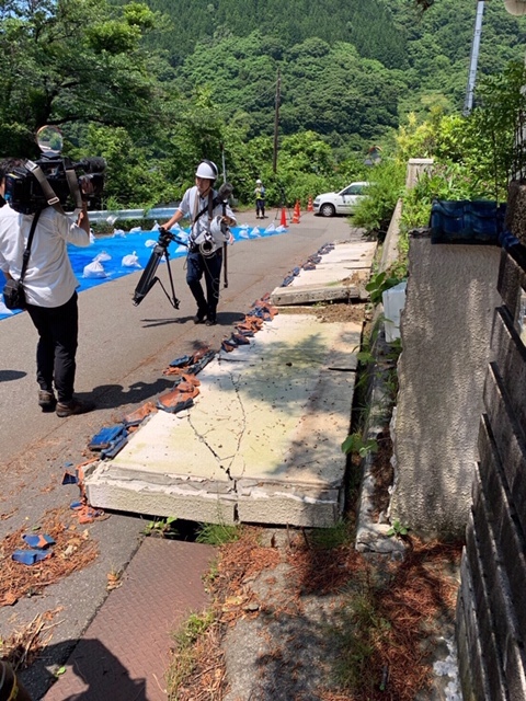 被害の大きい温海地区ではコンクリート塀が倒壊。