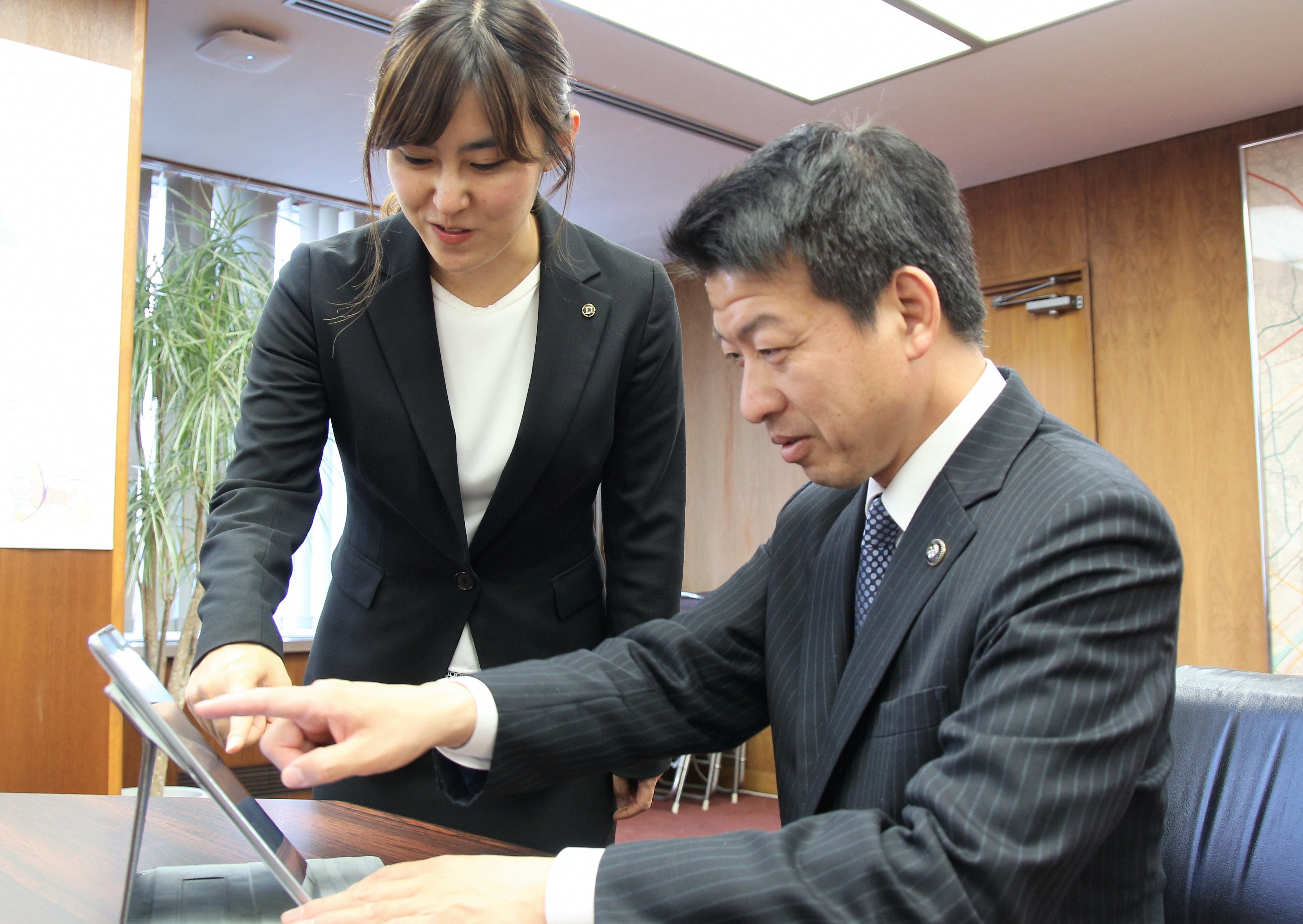 市長とスケジュールを確認する秘書課職員