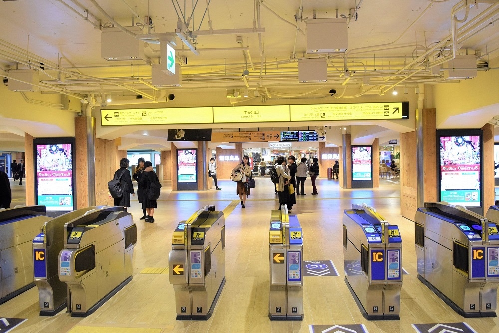 リニューアル後の枚方市駅中央改札口