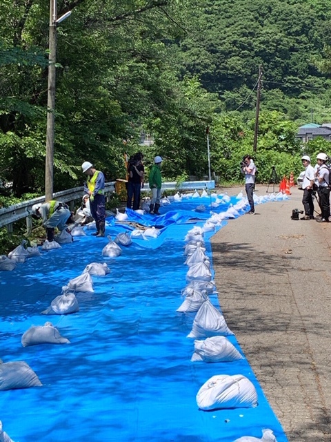 破損した道路をブルーシートで応急処置