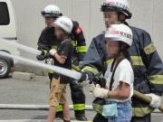 消火訓練をする児童。