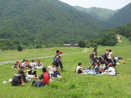 マキノ高原について、お弁当を食べている様子です。