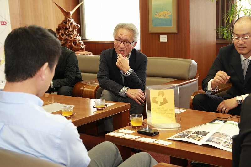 UR都市機構の山田部長と市長が話をしている写真