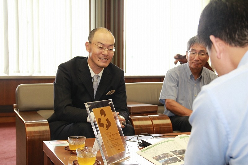 実行委員会の山口会長が市長と話をしている写真