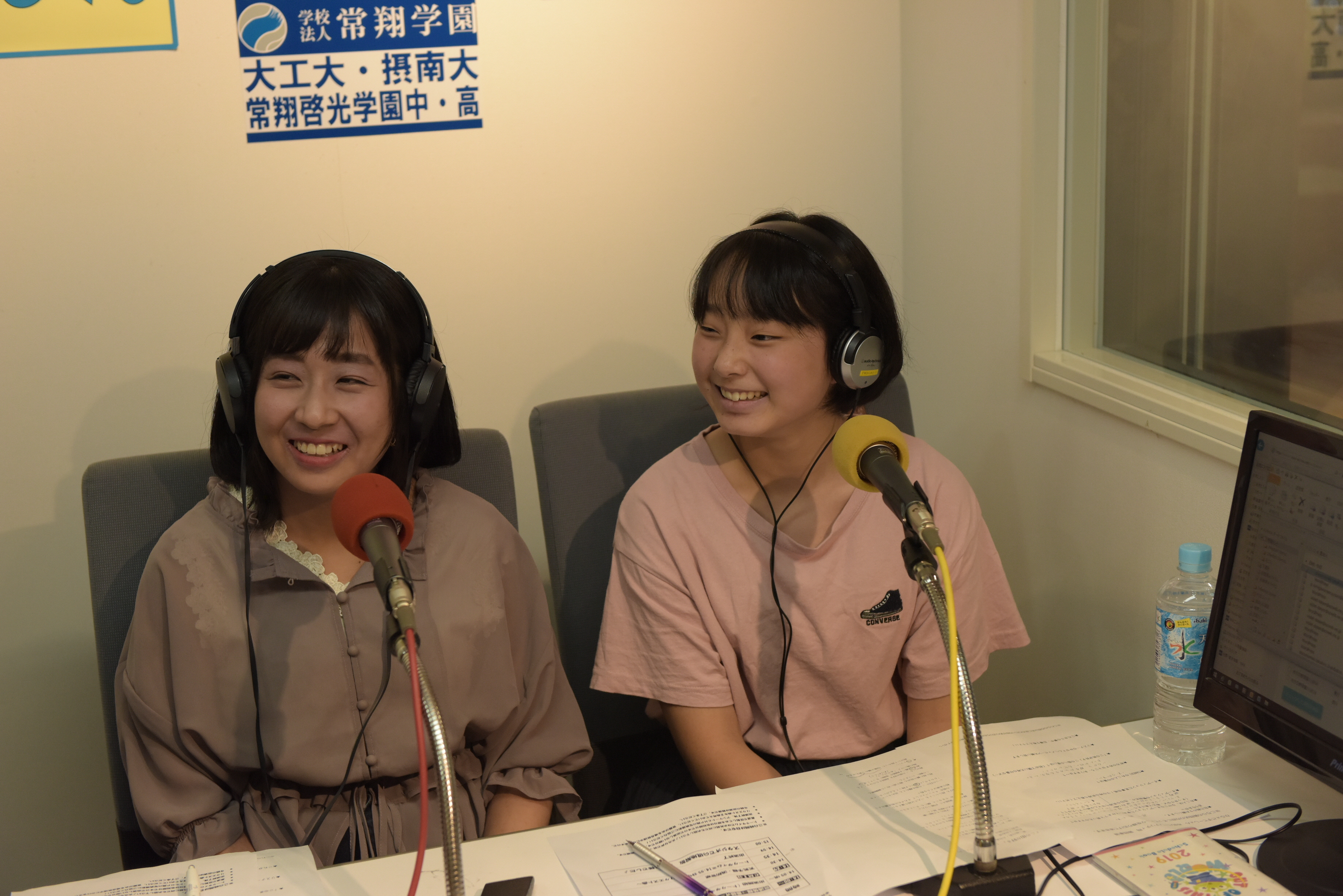 ラジオで喋る女性2名の写真