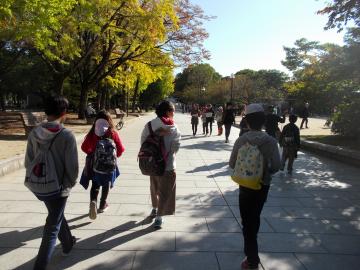 6年生修学旅行06平和公園碑めぐり