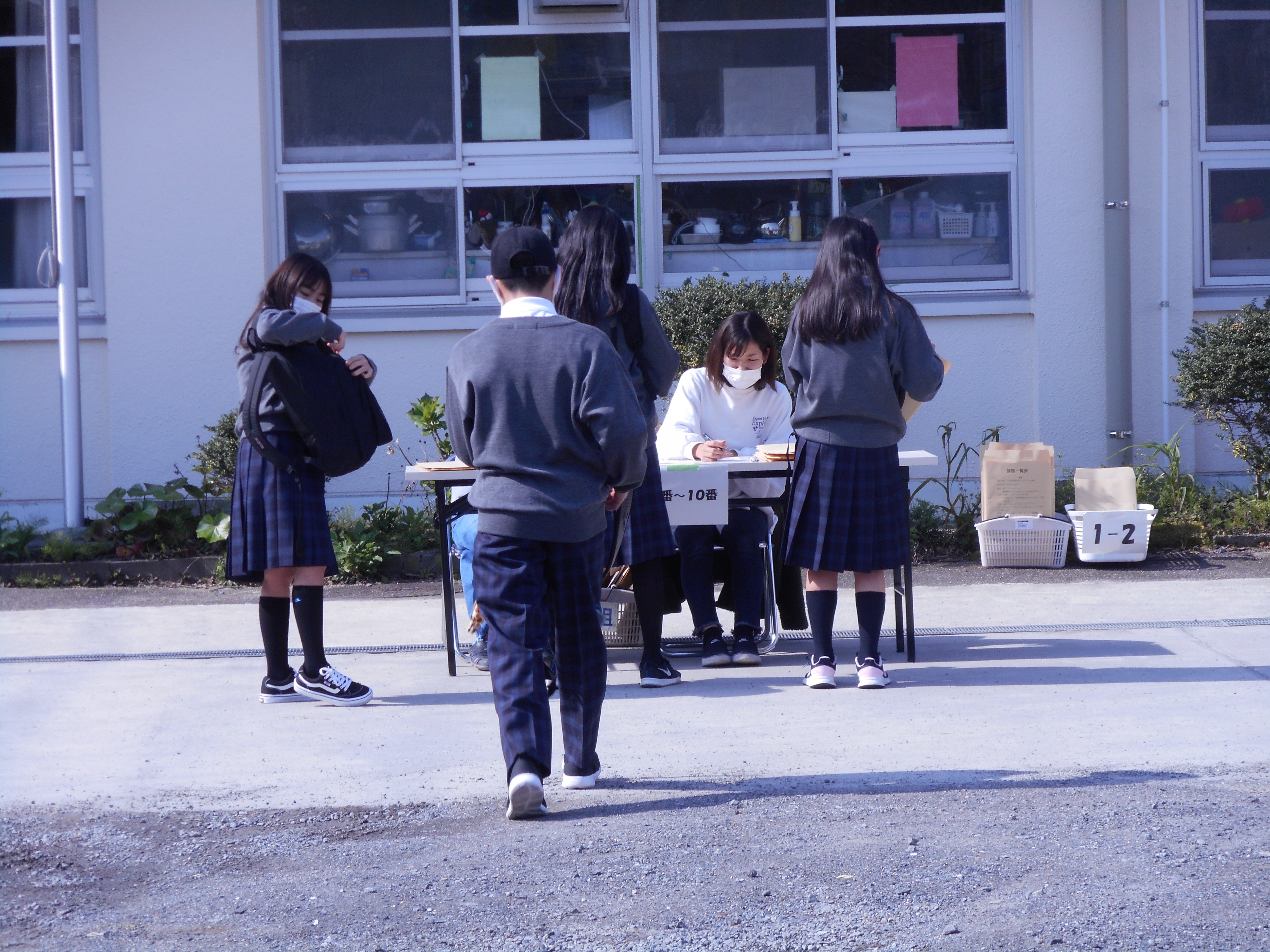 書類受け渡し風景