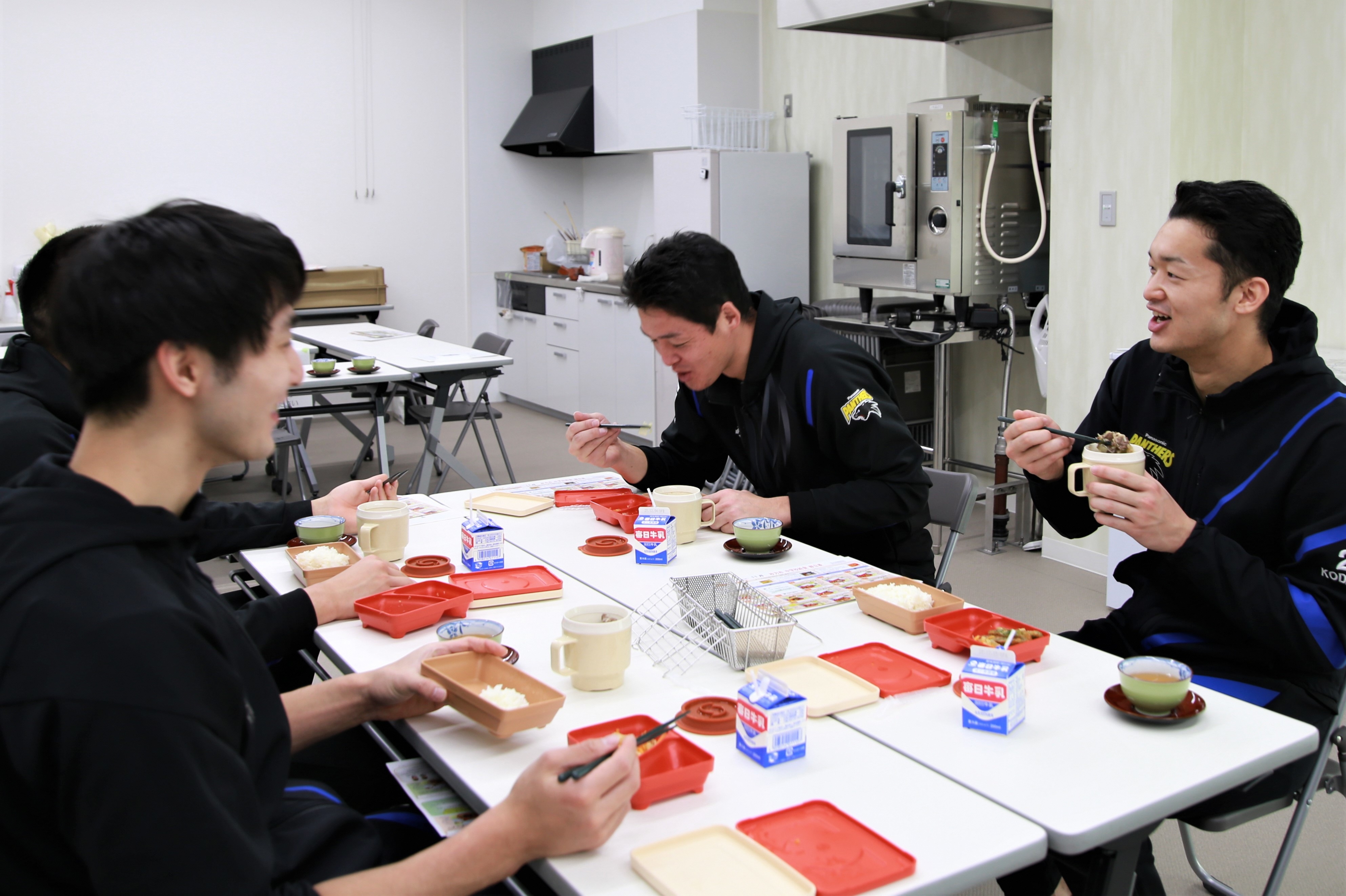 給食を食べる選手たち