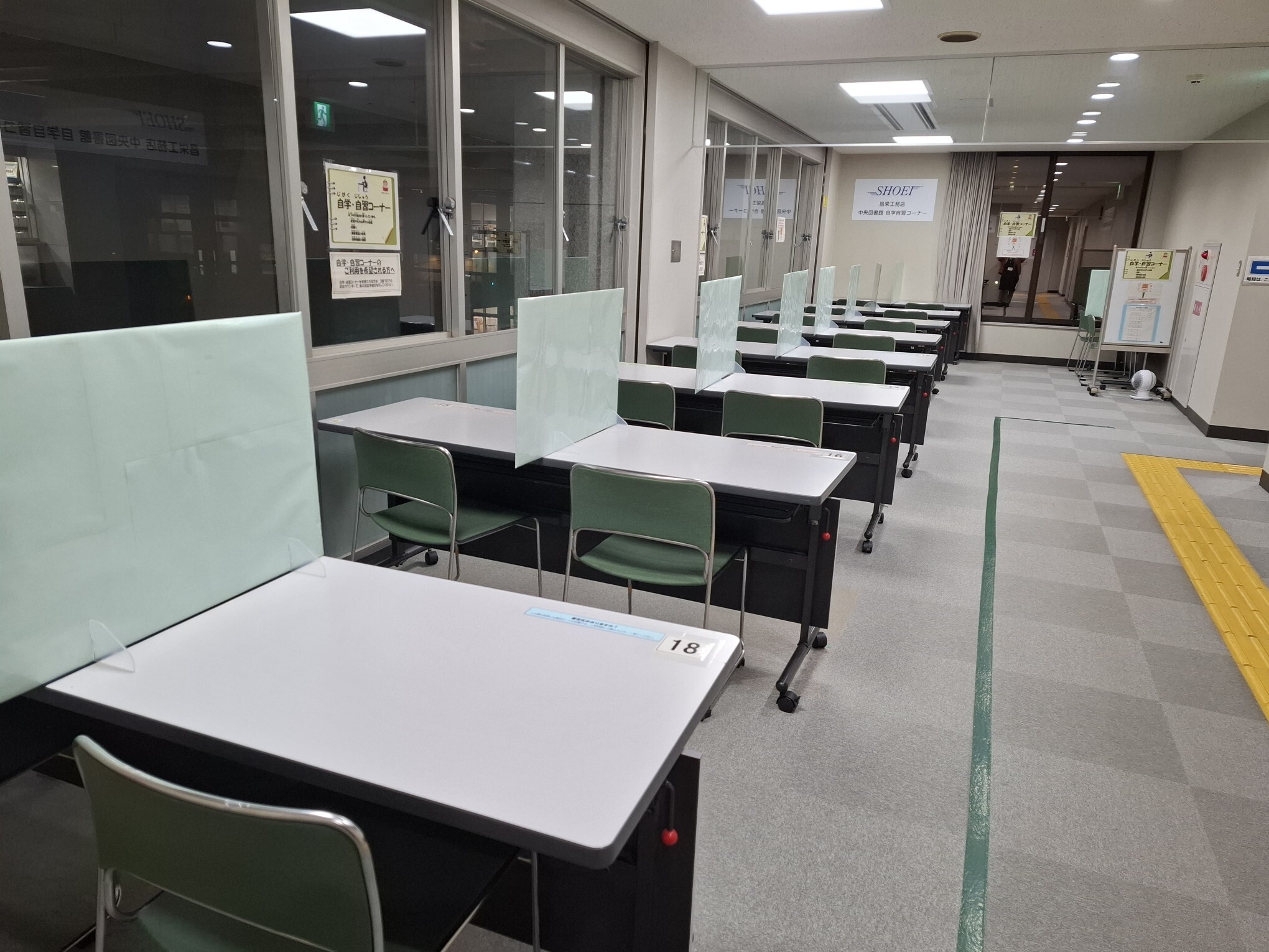 中央図書館3階の自学・自習コーナーの様子