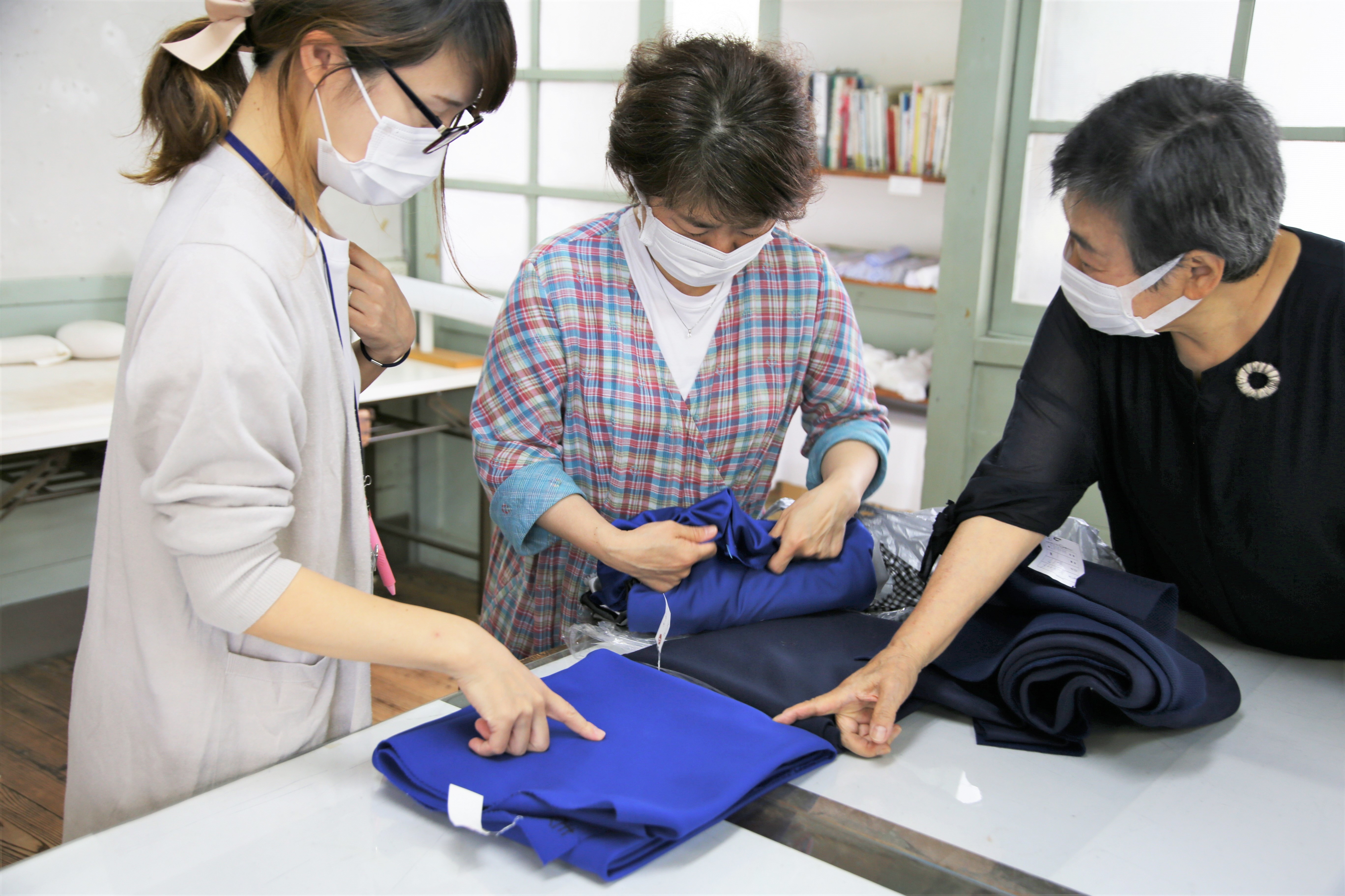 サンプルの生地をチェック