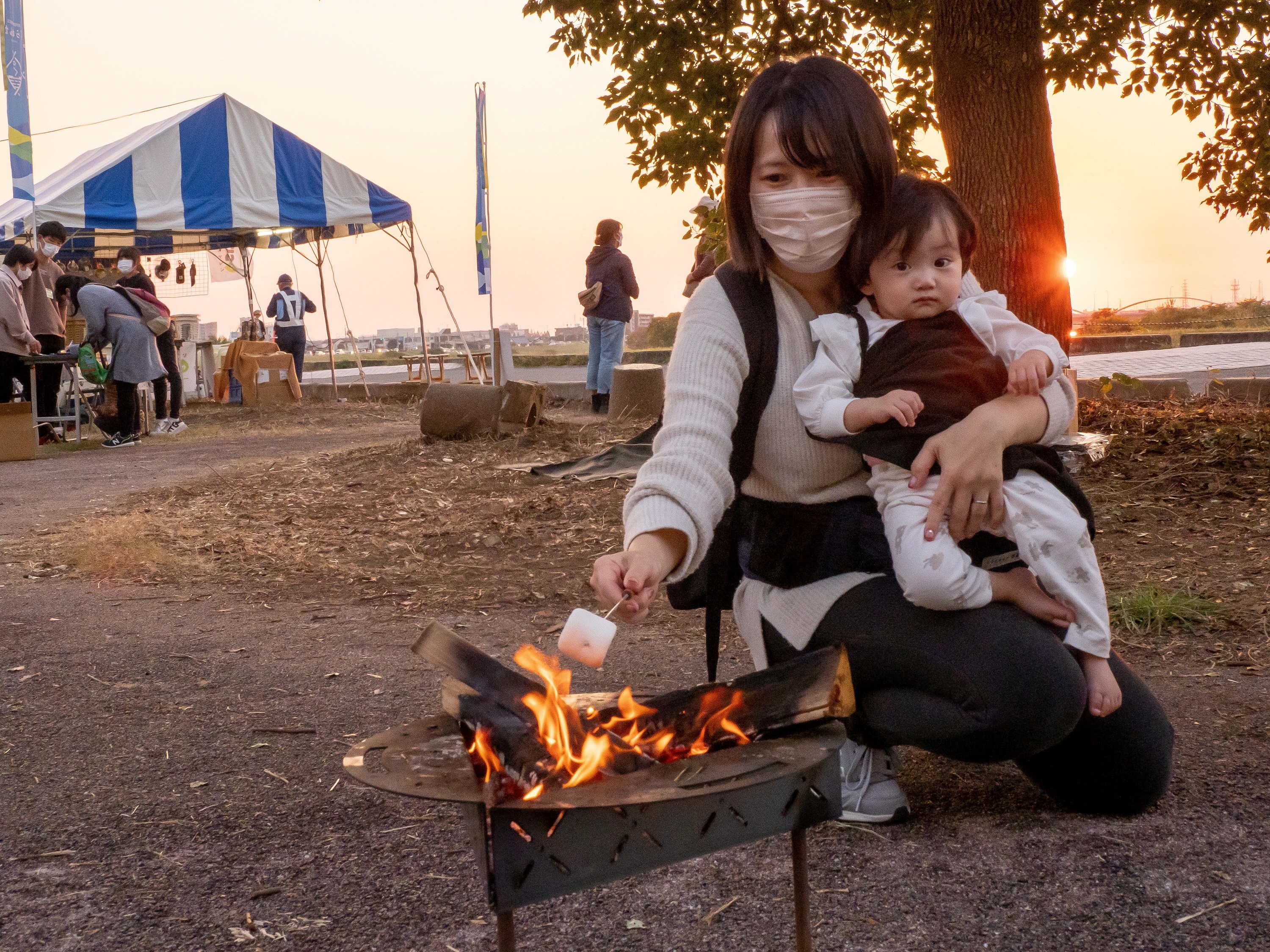 マシュマロを焼く親子の様子