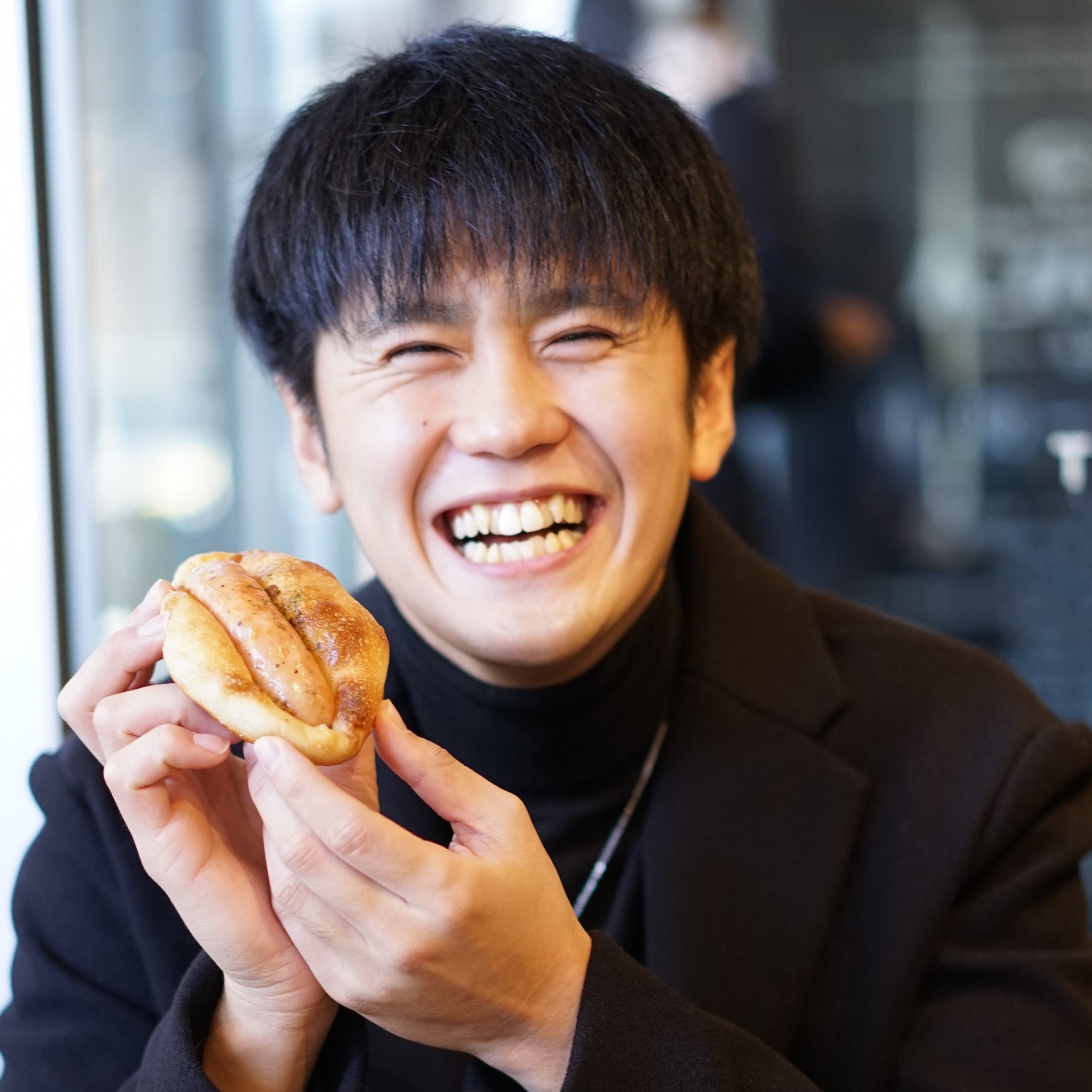パンを持つ笑顔の男性の写真