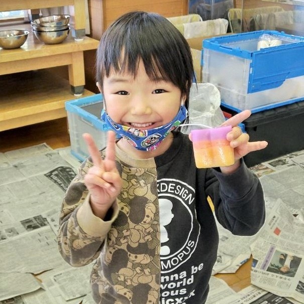 キャンドルできたよ！と笑顔の子