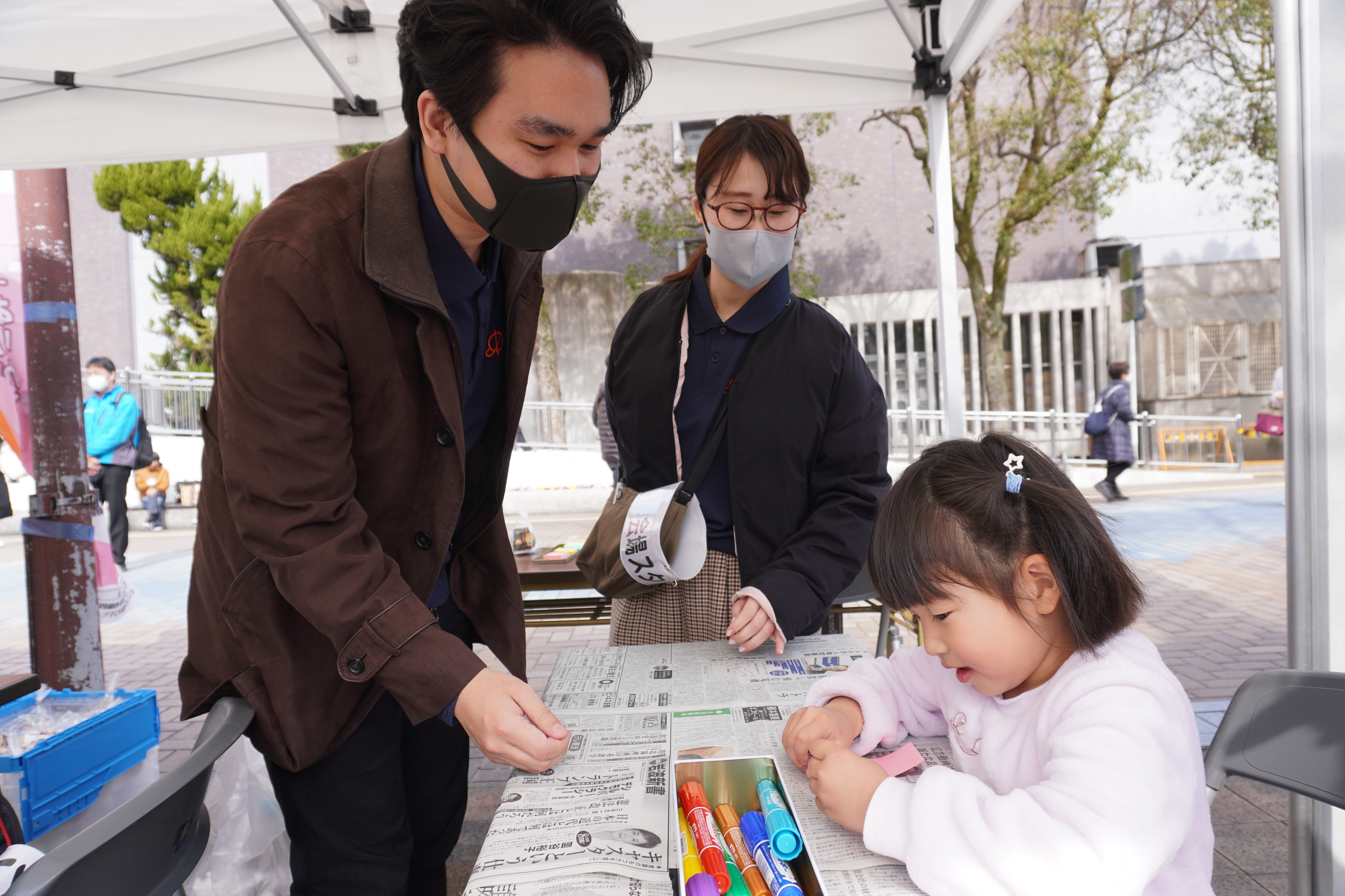 付箋アートブースの大学生の様子