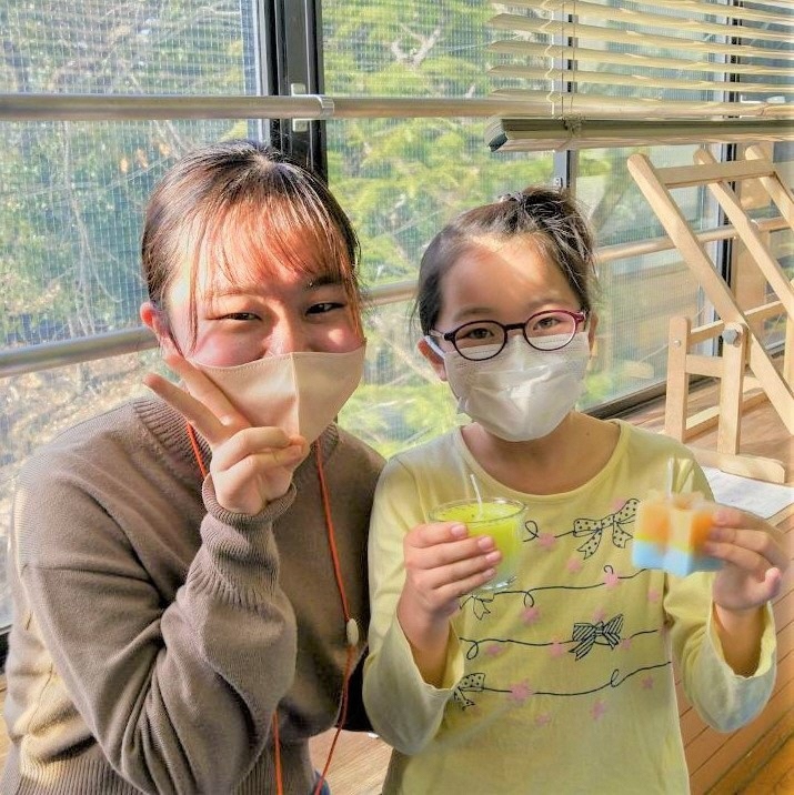 実行委員の大学生と一緒に記念撮影