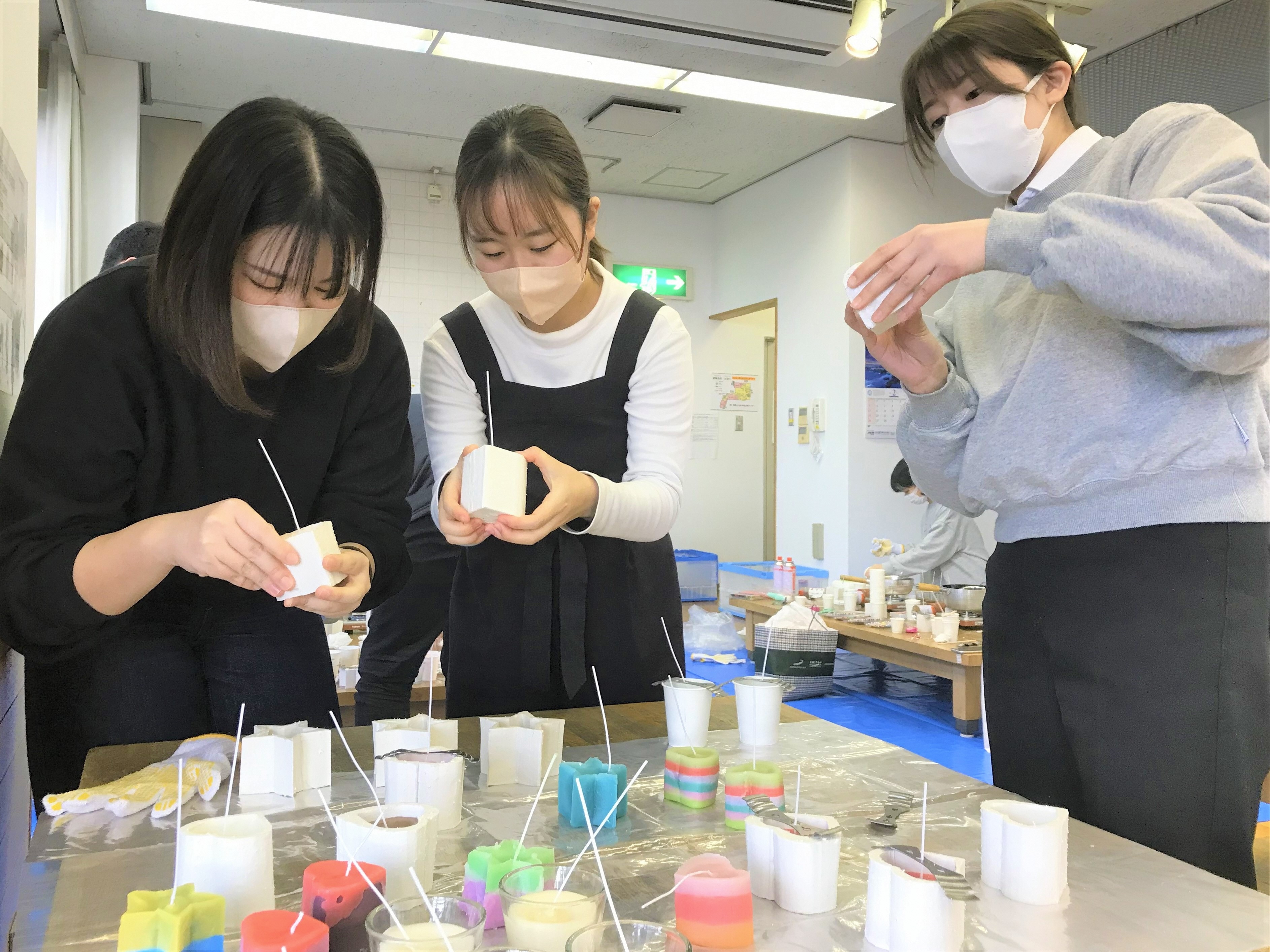 キャンドルを作る大学生たち