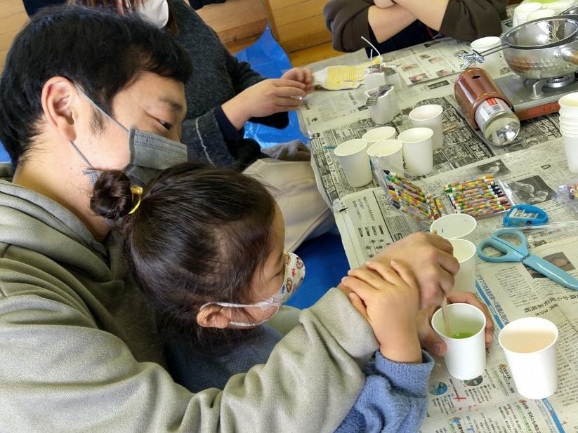親子で一緒に再生キャンドル作り
