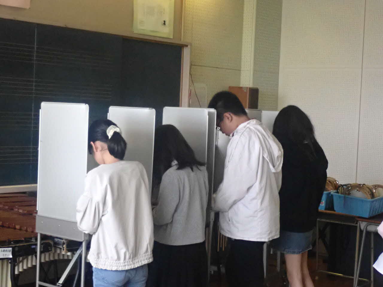 実際の記載台で投票用紙に記載している様子