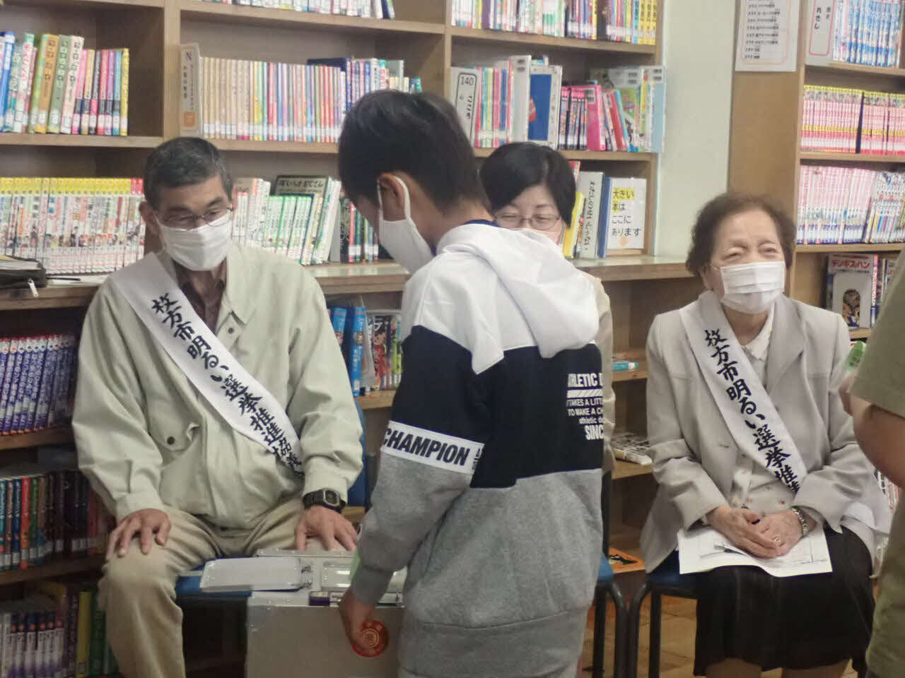 実際の投票箱に投票用紙を投函している様子