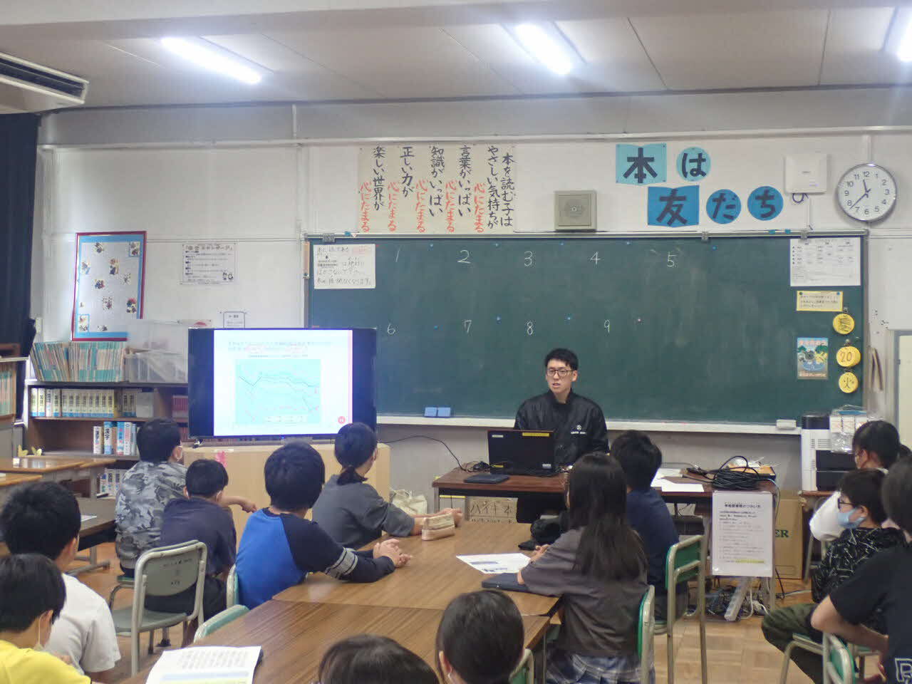 「選挙のしくみ」などを説明している様子