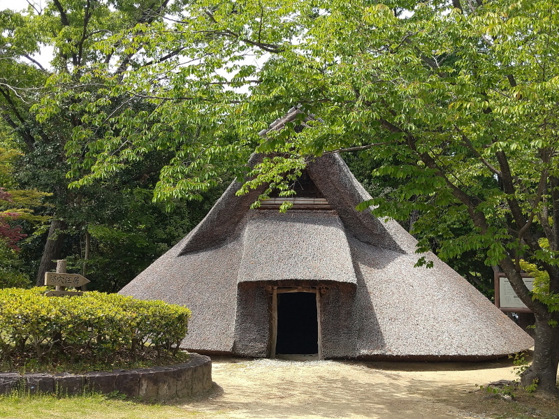 旧田中家鋳物民俗資料館(4)復元竪穴住居（2023年4月28日撮影 ）の画像
