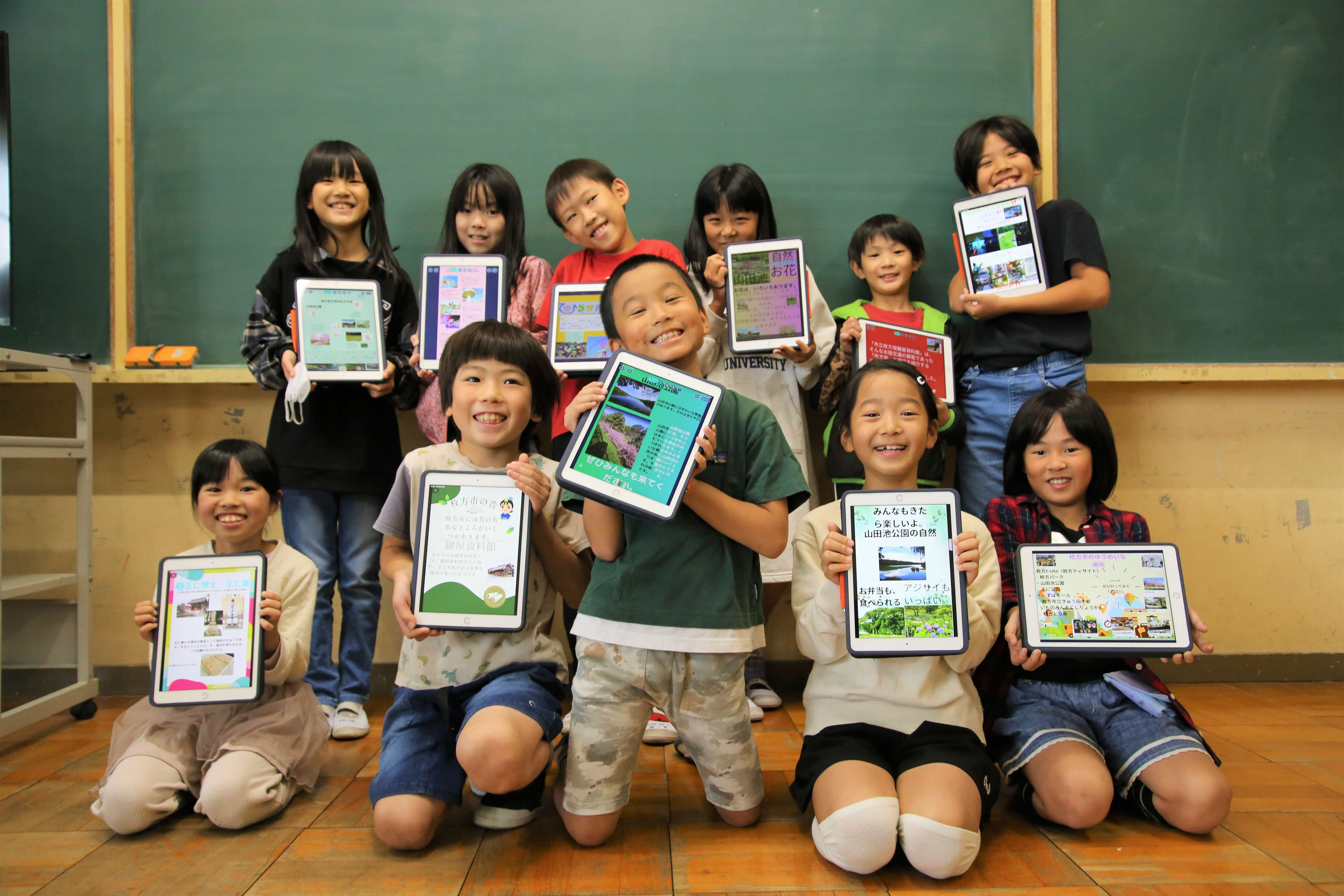 児童がポスターをこちらへ向ける画像
