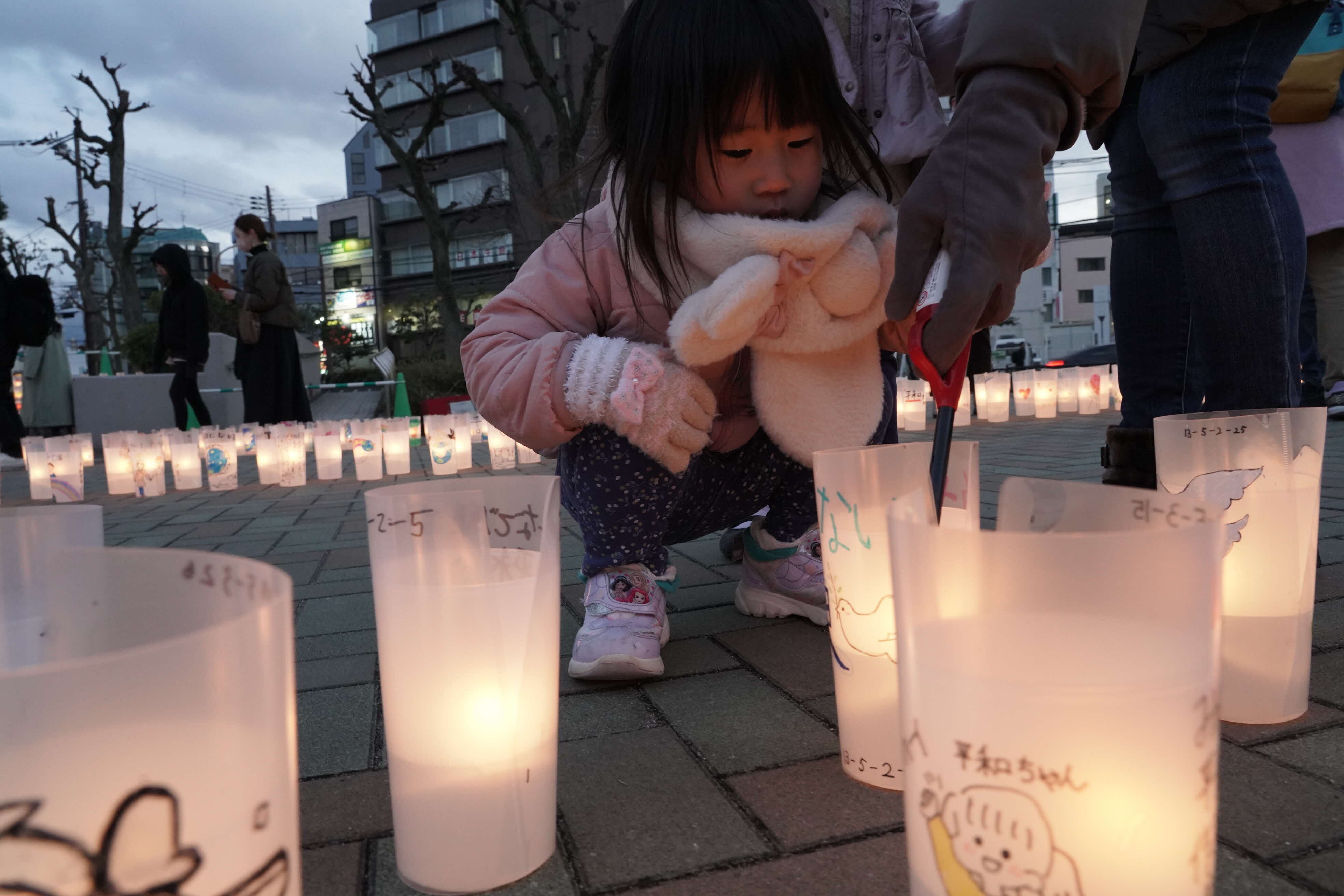 平和への願いを込めて、キャンドルに火を灯してもらいました