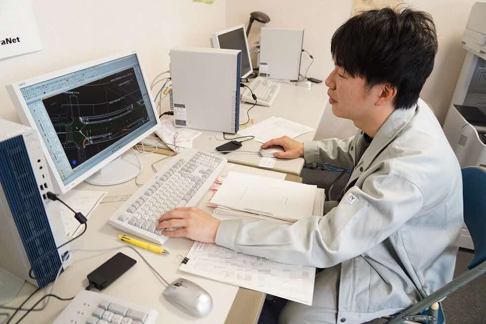 勤務中の写真(土木技術職)
