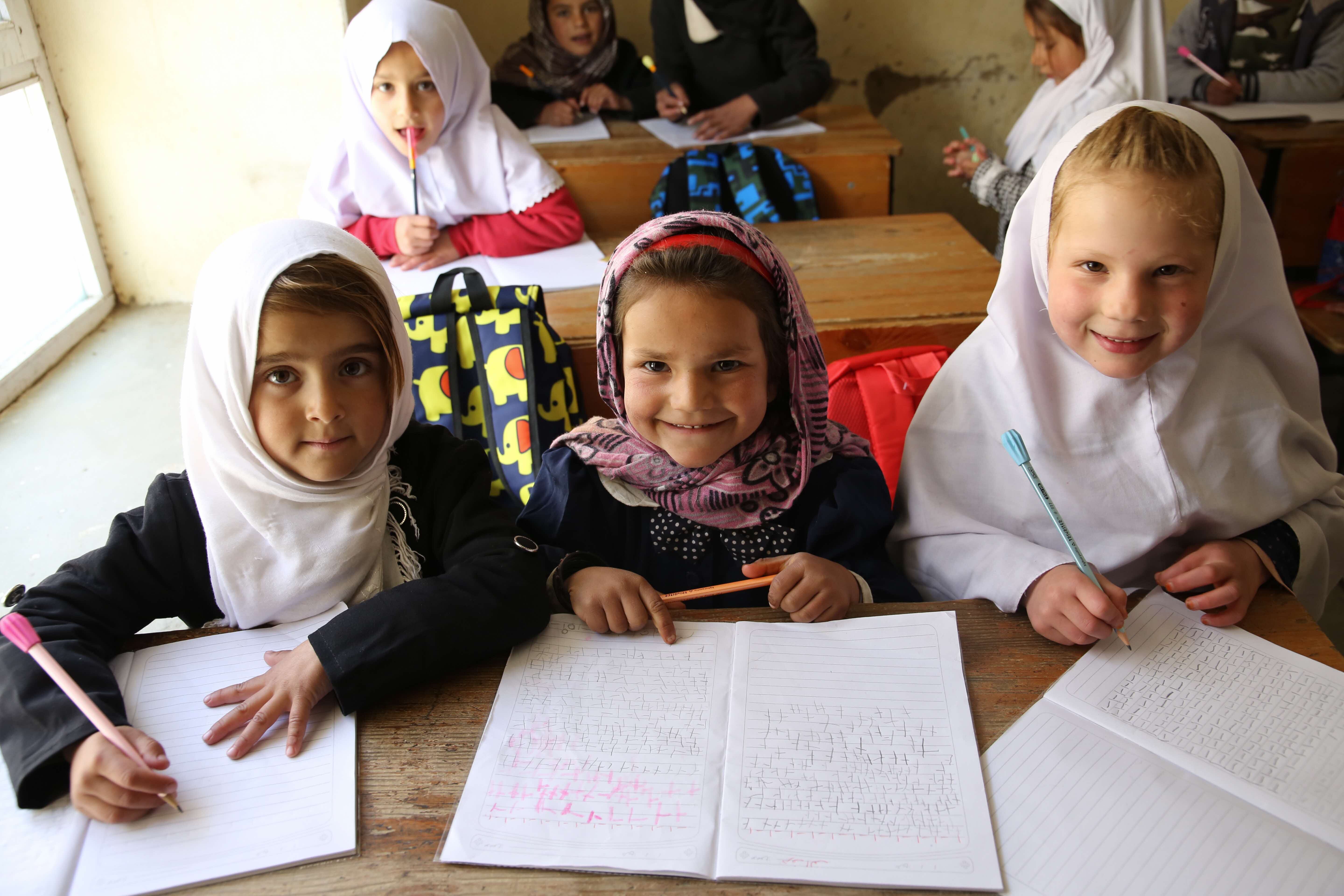 「アフガニスタン山の学校」で学ぶ少女たち