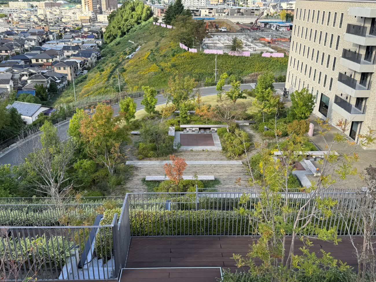 屋上から見た北西部の広場