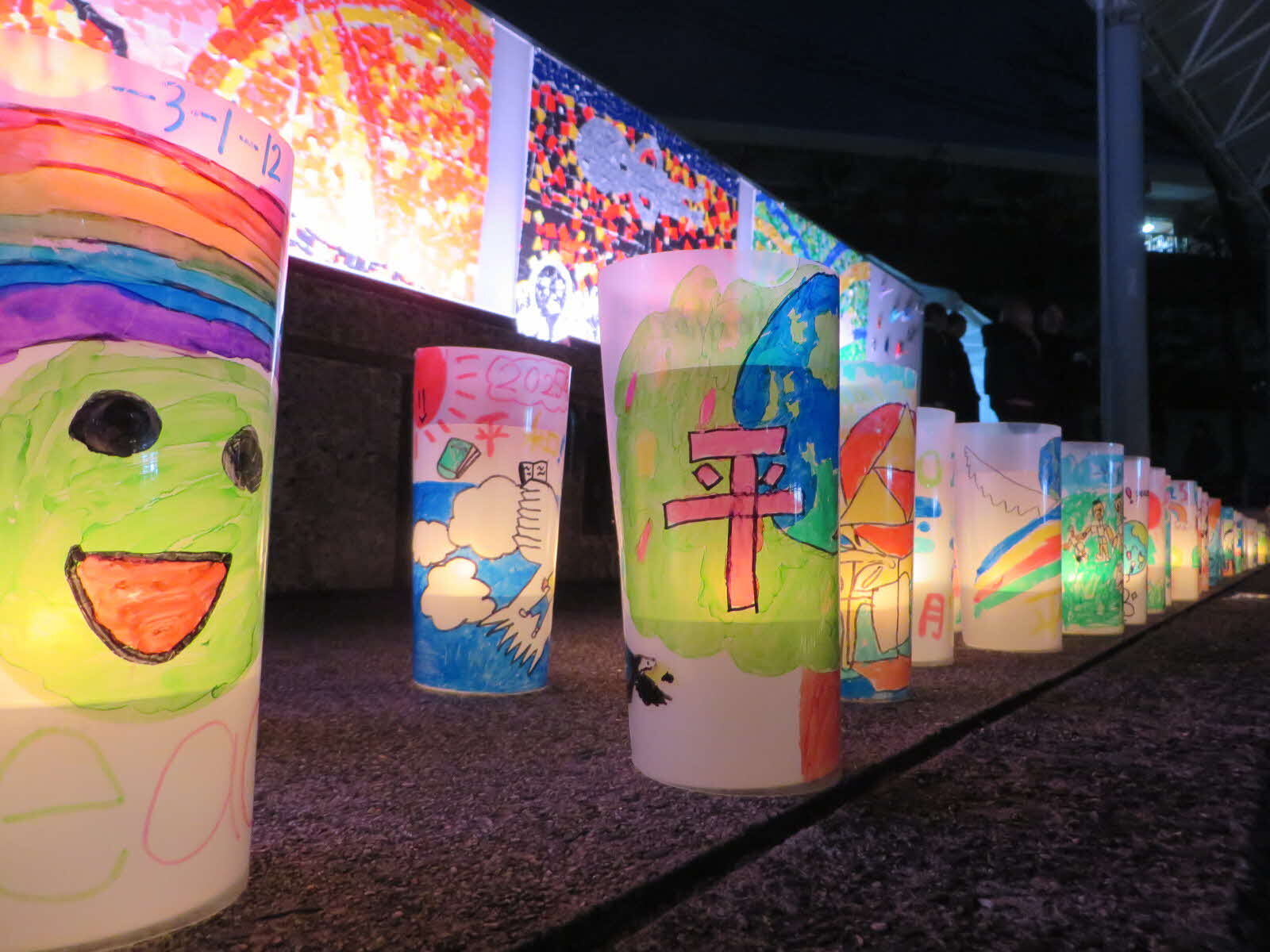 市内の小学生たちが描いたメッセージカップ
