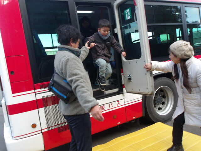 非常口から脱出する参加者の様子