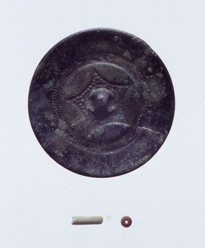 楠葉古墳出土鏡と管玉と臼玉