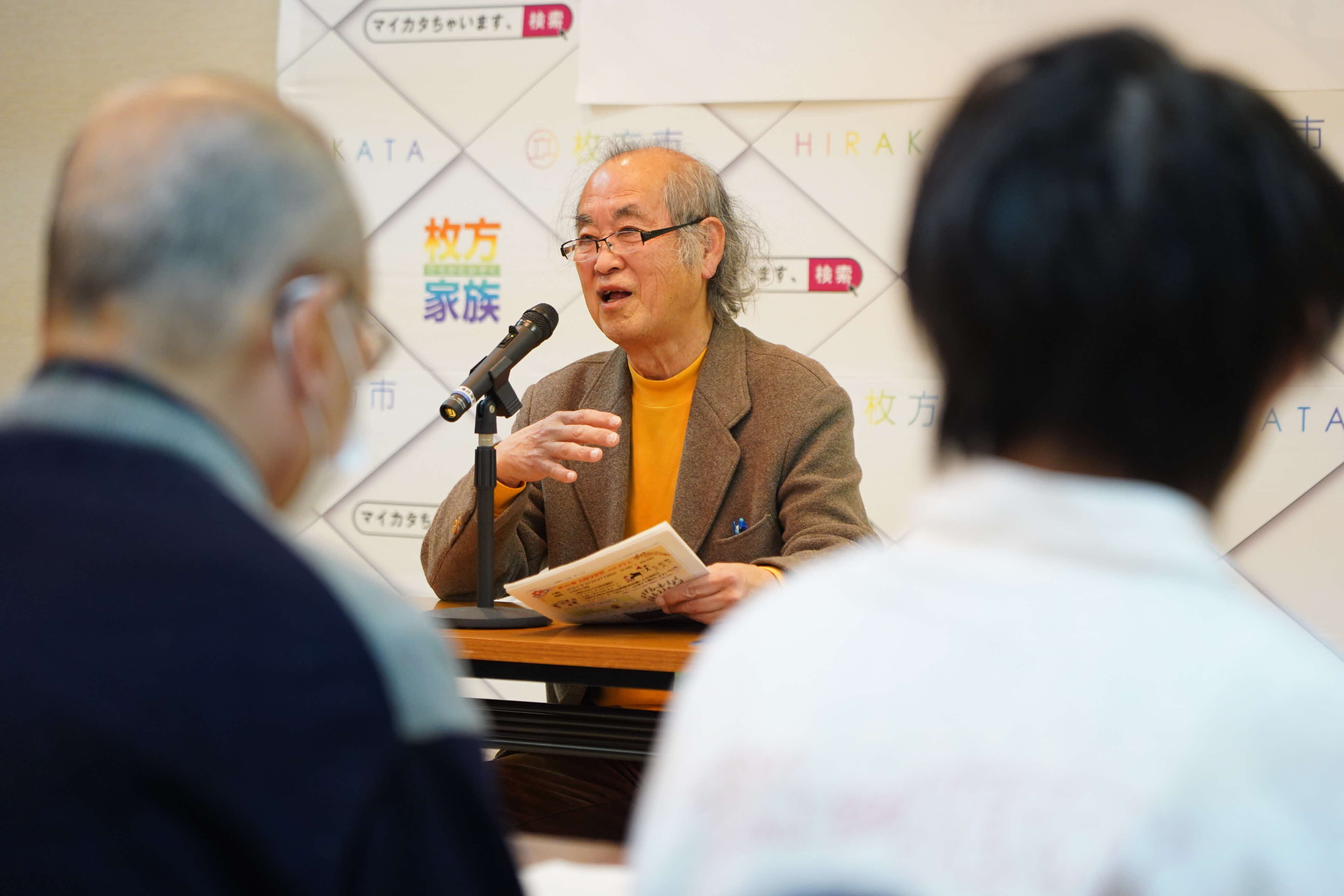 具体性を引き出す取材の大切さを力説する梶川さん