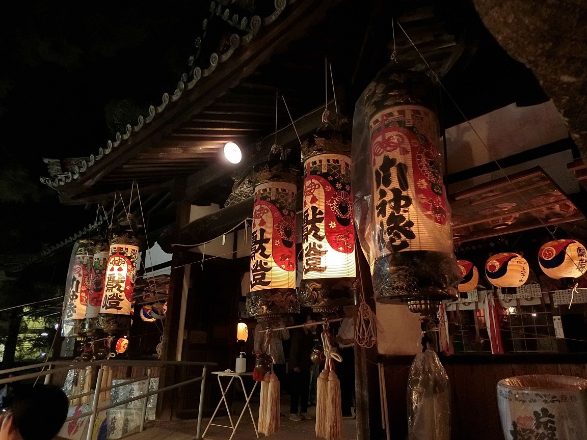 春日神社（津田）拝殿前の大提灯